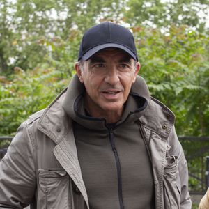 Nikos Aliagas - Les célébrités arrivent à l'enregistrement de l'émission "Vivement Dimanche" diffusée le 21 juin 2026 aux studios Rive Gauche à Paris, France, le 20 mai 2026. © Lou-Line Cottard/Bestimage