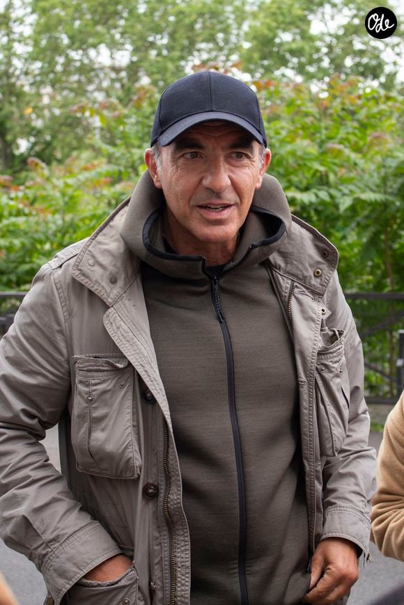 Nikos Aliagas - Les célébrités arrivent à l'enregistrement de l'émission "Vivement Dimanche" diffusée le 21 juin 2026 aux studios Rive Gauche à Paris, France, le 20 mai 2026. © Lou-Line Cottard/Bestimage