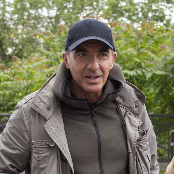 Nikos Aliagas - Les célébrités arrivent à l'enregistrement de l'émission "Vivement Dimanche" diffusée le 21 juin 2026 aux studios Rive Gauche à Paris, France, le 20 mai 2026. © Lou-Line Cottard/Bestimage