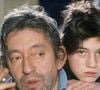 ont toujours été proches, fusionnels. La compagne d'Yvan Attal a toujours eu une place à part dans le coeur de l'homme à la tête de chou.

En France, à Paris, Serge Gainsbourg chez lui avec sa fille Charlotte dans son hotel particulier de la rue de Verneuil, posant au milieu de son bric-à-brac où il entasse des objets hétéroclites en mai 1985.  © Michel Marizy via Bestimage