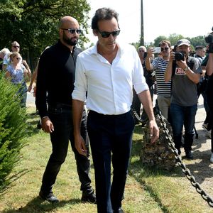 Anthony Delon et son demi-frère Alain-Fabien découvrent les hommages devant les grilles de la propriété de Douchy, quelques heures avant les obsèques de leur père, A.Delon, le 24 août 2024. Décédé le 18 août 2024, l'acteur a rendu son dernier souffle, entouré des siens dans sa propriété de Douchy, où il sera inhumé, le 24 août 2024 vers 17 heures dans une chapelle, construite il y a une vingtaine d'années.