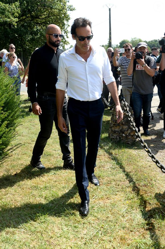 Anthony Delon et son demi-frère Alain-Fabien découvrent les hommages devant les grilles de la propriété de Douchy, quelques heures avant les obsèques de leur père, A.Delon, le 24 août 2024. Décédé le 18 août 2024, l'acteur a rendu son dernier souffle, entouré des siens dans sa propriété de Douchy, où il sera inhumé, le 24 août 2024 vers 17 heures dans une chapelle, construite il y a une vingtaine d'années.