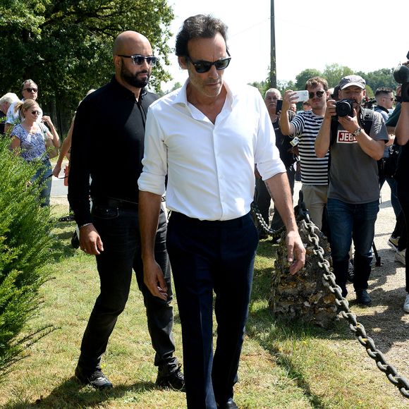 Anthony Delon et son demi-frère Alain-Fabien découvrent les hommages devant les grilles de la propriété de Douchy, quelques heures avant les obsèques de leur père, A.Delon, le 24 août 2024. Décédé le 18 août 2024, l'acteur a rendu son dernier souffle, entouré des siens dans sa propriété de Douchy, où il sera inhumé, le 24 août 2024 vers 17 heures dans une chapelle, construite il y a une vingtaine d'années.