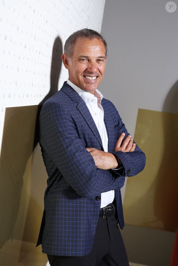Exclusif - Paul Belmondo lors d'une séance photo au Festival du Cinéma Francais et de la gastronomie d'Aix-Les-Bains, France, le 6 juin 2025. © Denis Guignebourg/Bestimage