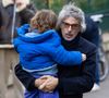 "Mais comment c'est possible si elle est morte ?", a-t-il demandé en entendant une chanson de l'artiste regrettée à la radio.

Stephane Manel et son fils Laszlo Keats Miller Manel - Inauguration de la passerelle Jane Birkin devant les 41-43 quai de Valmy à Paris le 13 décembre 2025.
© Cyril Moreau / Bestimage