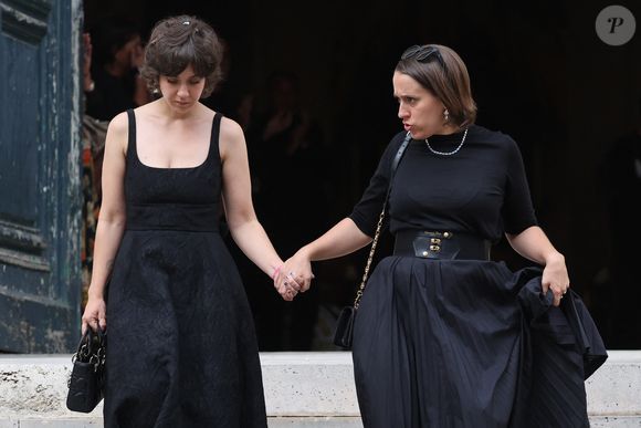 Manon et Ninon Ardisson - Sorties des obsèques de Thierry Ardisson en l’église Saint-Roch de Paris, France, le 17 juillet 2025. © Clovis-Jacovides/Bestimage