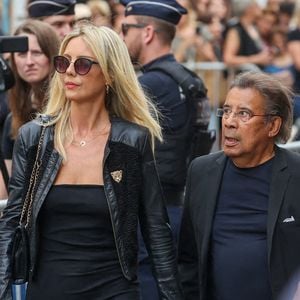 Laurent Voulzy et sa compagne Isaure Le Faou - Arrivées aux obsèques de Thierry Ardisson en l’église Saint-Roch de Paris, France, le 17 juillet 2025. © Clovis-Jacovides/Bestimage