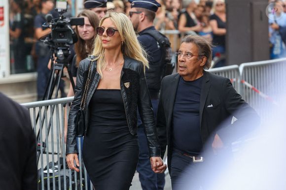 Laurent Voulzy et sa compagne Isaure Le Faou - Arrivées aux obsèques de Thierry Ardisson en l’église Saint-Roch de Paris, France, le 17 juillet 2025. © Clovis-Jacovides/Bestimage