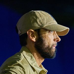 Le rappeur Eminem présente l'ancien président Barack Obama lors d'un rassemblement organisé à Détroit, dans le Michigan (États-Unis), le mardi 22 octobre 2024, en faveur de la candidature de la vice-présidente Kamala Harris à l'élection présidentielle de 2024. Photo de Dominic Gwinn/Middle East Images/ABACAPRESS.COM