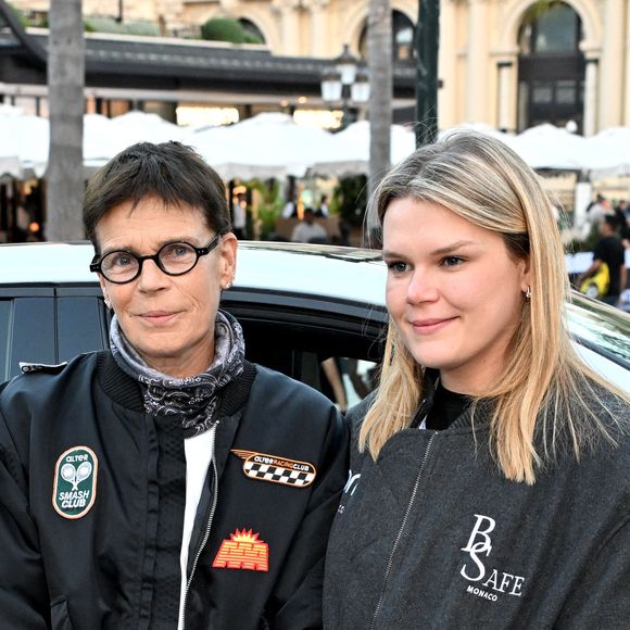 Camille Gottlieb participe à la nouvelle édition du E-Rallye de Monte-Carlo.

Camille Gottlieb, la fille de la princesse Stéphanie et de Jean Raymond Gottlieb, est au départ du 9ème E-Rallye de Monte-Carlo, en tant que co-pilote de son amie Margaux Grundstein au volant d'une volvo, sur la place du Casino à Monaco. © Bruno Bebert / Bestimage