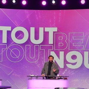 Exclusif - Cyril Hanouna, sur le plateau de l'émission Tout Beau, Tout N9uf (TBT9) présenté par C.Hanouna et diffusé en direct sur W9 le 15 avril 2026.

© Jack Tribeca / Bestimage