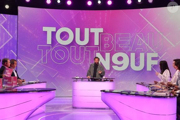 Exclusif - Cyril Hanouna, sur le plateau de l'émission Tout Beau, Tout N9uf (TBT9) présenté par C.Hanouna et diffusé en direct sur W9 le 15 avril 2026.

© Jack Tribeca / Bestimage