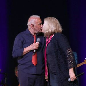 Michel Fugain embrasse sa femme Sanda lors du concert "Michel Fugain fait Bandapart" pour les 80 ans du chanteur à Bobino à Paris le 12 Mai 2022. © Bertrand Rindoff/Bestimage