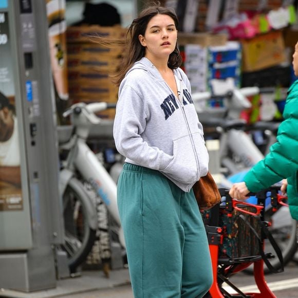 EXCLUSIF  - Suri Cruise semble à l'aise lors d'une promenade à New York pendant ses vacances d'été universitaires. © Backgrid USA / Bestimage