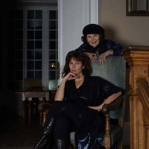 A la fois siège de la Fondazione Claudia Cardinale...

Claudia Cardinale et sa fille Claudia Squitieri vivent ensemble à Nemours dans une maison historique devenue un lieu culturel, une résidence d'artiste, qui abrite aussi un restaurant et des gîtes.