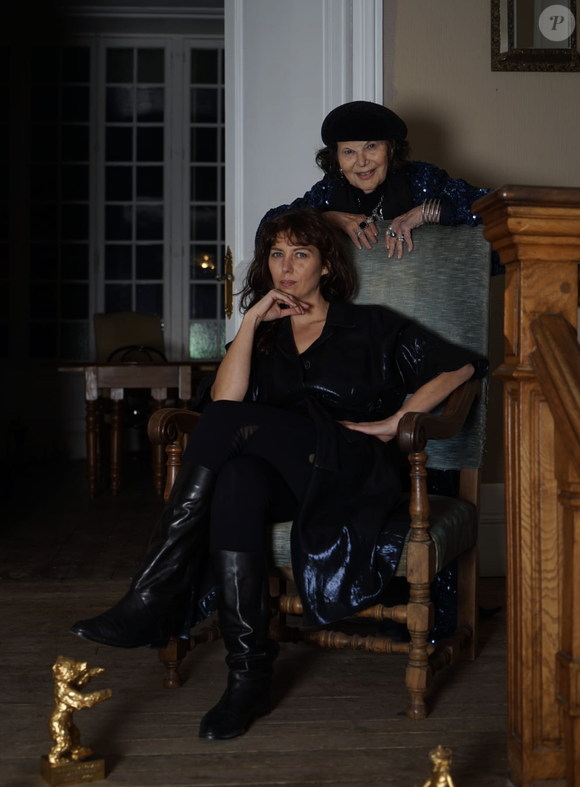 A la fois siège de la Fondazione Claudia Cardinale...

Claudia Cardinale et sa fille Claudia Squitieri vivent ensemble à Nemours dans une maison historique devenue un lieu culturel, une résidence d'artiste, qui abrite aussi un restaurant et des gîtes.