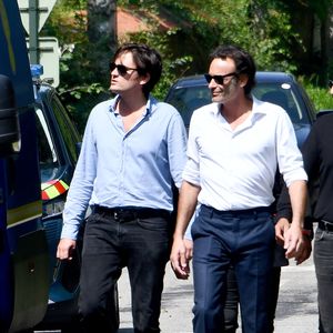 Anthony Delon et son demi-frère Alain-Fabien découvrent les hommages devant les grilles de la propriété de Douchy, quelques heures avant les obsèques de leur père, A.Delon, le 24 août 2024. Décédé le 18 août 2024, l'acteur a rendu son dernier souffle, entouré des siens dans sa propriété de Douchy, où il sera inhumé, le 24 août 2024 vers 17 heures dans une chapelle, construite il y a une vingtaine d'années.