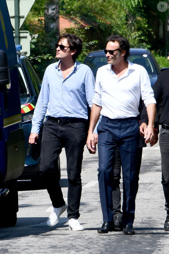 Anthony Delon et son demi-frère Alain-Fabien découvrent les hommages devant les grilles de la propriété de Douchy, quelques heures avant les obsèques de leur père, A.Delon, le 24 août 2024. Décédé le 18 août 2024, l'acteur a rendu son dernier souffle, entouré des siens dans sa propriété de Douchy, où il sera inhumé, le 24 août 2024 vers 17 heures dans une chapelle, construite il y a une vingtaine d'années.