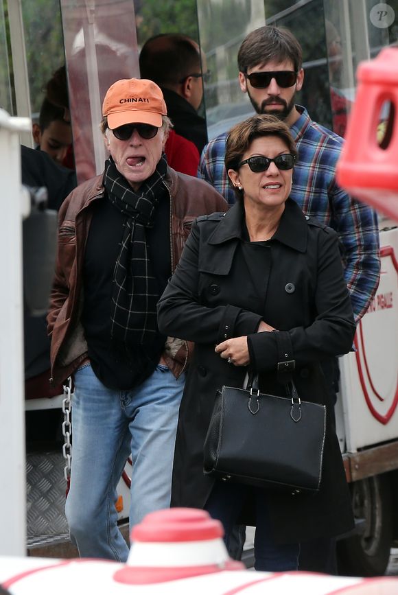 Robert Redford et sa femme Sibylle Szaggars se promènent dans les rues de Paris, le 28 avril 2013. Ils sont allés déjeuner au restaurant dans le quartier de Montmartre, avant de faire une longue promenade aux alentours du Sacre Coeur et de rejoindre leur voiture. © GENGIS / BESTIMAGE