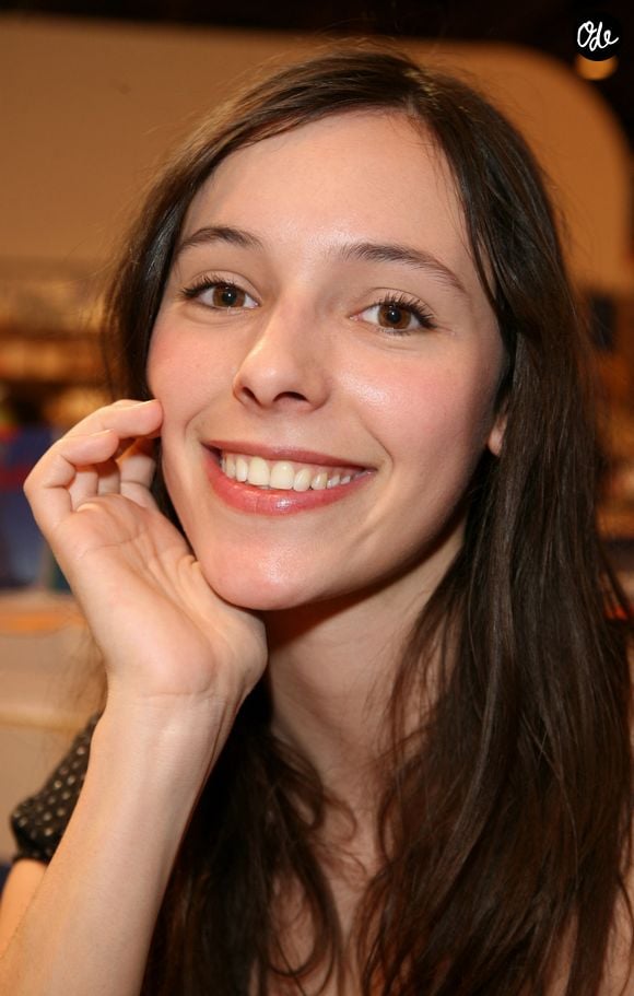 Lolita Séchan, fille du chanteur Renaud, pose lors de la dernière journée du Salon du Livre de Paris, qui s'est tenu à la Porte de Versailles, à Paris, en France, le 27 mars 2007. Photo de Denis Guignebourg/Abaca