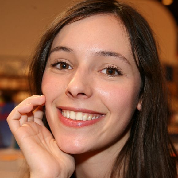 Lolita Séchan, fille du chanteur Renaud, pose lors de la dernière journée du Salon du Livre de Paris, qui s'est tenu à la Porte de Versailles, à Paris, en France, le 27 mars 2007. Photo de Denis Guignebourg/Abaca
