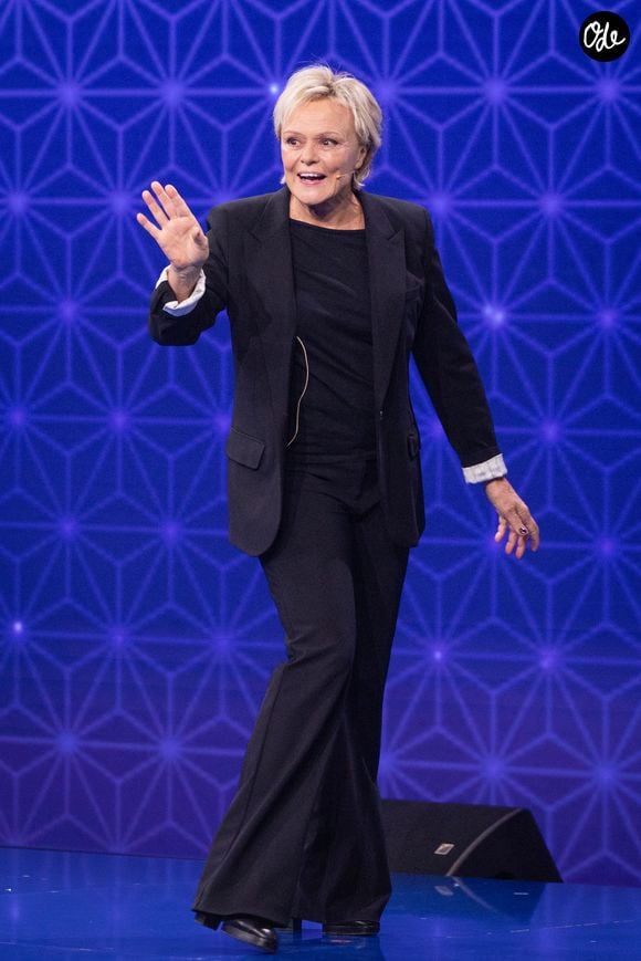 Exclusif - Muriel Robin pour les surprises de J.PCastaldi, C.Lara et F.X.Demaison lors de l'enregistrement de l'émission "La Boîte à secrets", présentée par F.Bollaert et diffusée le 9 janvier 2026 sur France 3, dans les studios du Lendit à Saint-Denis, France, le 2 décembre 2025. © Cyril Moreau/Bestimage