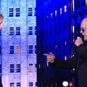 Le papa de Sean n'avait pas l'intention de changer ses plans. "Et une fois que j’ai chanté les trois chansons, j’ai dit à Nikos : 'Hop, hop, hop ! Attends un peu… je vais chanter avec Victor.' Et j’ai chanté aussi avec lui, c'était très sympa et c’est normal, on avait répété".

Victor et Pascal Obispo lors du prime de la "Star Academy" du 17 janvier 2026 sur TF1.