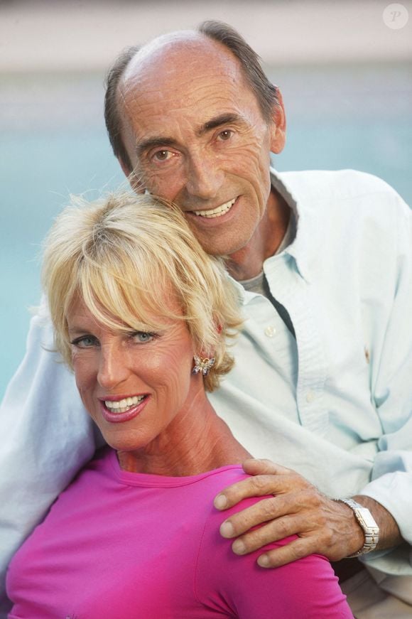 La princesse Marie-Christine de Belgique pose avec son mari Jean-Paul Gourgues dans leur maison de Las Vegas le 29 septembre 2004. La princesse Marie-Christine est le deuxième enfant du roi Léopold III et de sa deuxième épouse Lilian Beals. Elle est la demi