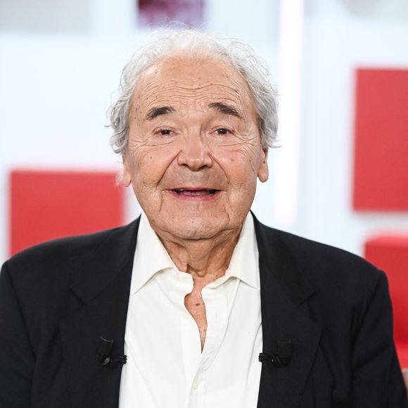 Il a confié à plusieurs reprises souffrir de cet éloignement, précisant qu’il n’est pas à l’origine de cette rupture familiale.

Pierre Perret lors de l'enregistrement de l'émission Vivement Dimanche, au studio Rive gauche, à Paris, France, le 22 octobre 2025, présentée par M.Drucker, diffusée sur France 3 le 16 novembre 2025. © Guillaume Gaffiot/Bestimage