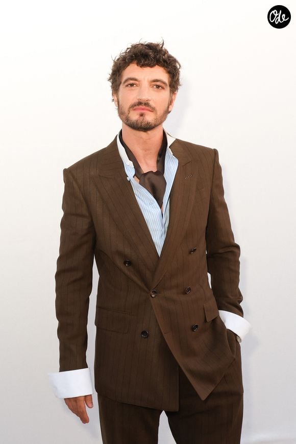 Niels Schneider pose en backstage de l'émission "C à vous" lors du 79ème Festival International du Film de Cannes le 19 mai 2026. © Jack Tribeca / Bestimage