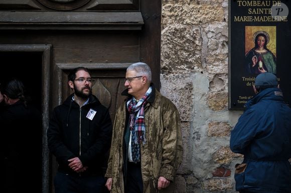En effet, il a commencé sa carrière à Riaumont, un pensionnat privé catholique intégriste.

Grand-père d'Emile, Philippe Vedovini lors de la cérémonie religieuse des funérailles d'Emile à la Basilique Sainte Marie Madeleine à Saint-Maximin-la-Sainte-Baume, France le 8 février 2025. Les restes du petit garçon Emile, âgé de deux ans, disparu depuis le 8 juillet 2023 au Vernet, ont été découverts à quelques kilomètres du hameau le 30 mars 2024.
