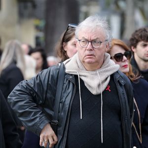 Dominique Besnehard aux arrivées des obsèques d'Emilie Dequenne au cimetière Père Lachaise à Paris, France, le 26 mars 2025. © Cyril Moreau/Bestimage
