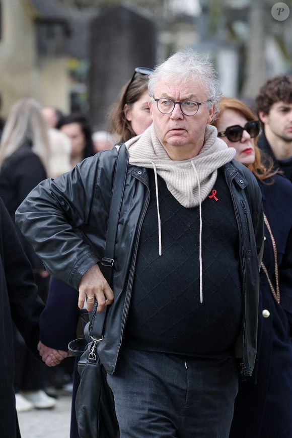 Dominique Besnehard aux arrivées des obsèques d'Emilie Dequenne au cimetière Père Lachaise à Paris, France, le 26 mars 2025. © Cyril Moreau/Bestimage
