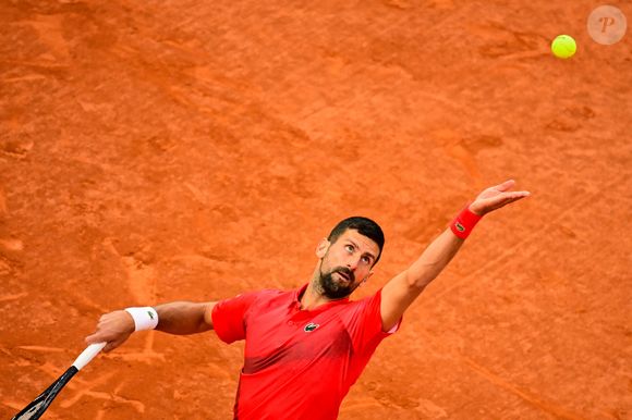 Ainsi, il a eu le projet d'ouvrir un établissement ouvert à chaque sans-abri ou personnes en situation précaire.

Novak Djokovic ( Serbia ) serves during the 2025 French Open at Roland Garros on Juin 04, 2025 in Paris, France. © Dante Badano / PSNewz /Bestimage