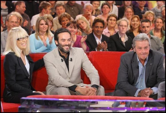 Alain Delon, Mireille Darc et Anthony Delon sur le plateau de "Vivement dimanche" le 24 septembre 2008. © Guillaume Gaffiot/bestimage