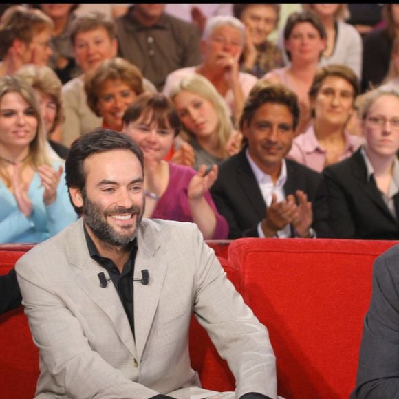Alain Delon, Mireille Darc et Anthony Delon sur le plateau de "Vivement dimanche" le 24 septembre 2008. © Guillaume Gaffiot/bestimage