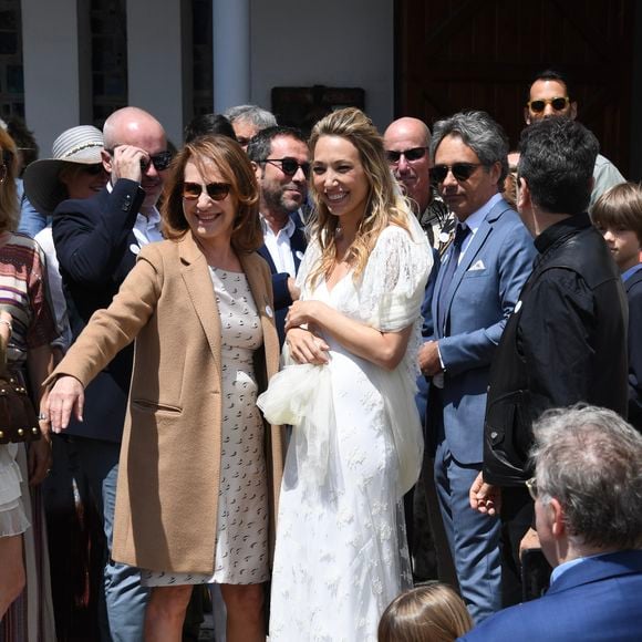 "Désormais, j'ai trois amours : Laura, Nathalie et la musique. Ce n'est pas facile d'être enfant de stars. Mais je serai là. À côté d'elle, avec elle."

Nathalie Baye - Mariage de Laura Smet et Raphaël Lancrey-Javal à l'église Notre-Dame des Flots au Cap-Ferret le jour de l'anniversaire de son père Johnny Hallyday le 15 juin 2019.