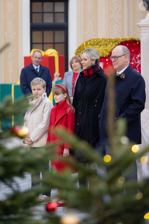 Le prince Albert II de Monaco et la princesse Charlène de Monaco, Le prince Jacques de Monaco, marquis des Baux, La princesse Gabriella de Monaco, comtesse de Carladès - La famille princière de Monaco offre les traditionnels cadeaux de Noël aux enfants monégasques dans la Cour du Palais Princier, le 18 décembre 2024. 
© Olivier Huitel / Pool Monaco / Bestimage