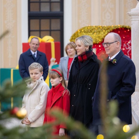 Le prince Albert II de Monaco et la princesse Charlène de Monaco, Le prince Jacques de Monaco, marquis des Baux, La princesse Gabriella de Monaco, comtesse de Carladès - La famille princière de Monaco offre les traditionnels cadeaux de Noël aux enfants monégasques dans la Cour du Palais Princier, le 18 décembre 2024. 
© Olivier Huitel / Pool Monaco / Bestimage