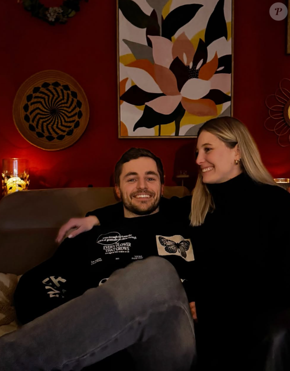 Mais son vrai nom est Emmanuelle
Emmanuelle de "Mariés au premier regard" avec son compagnon Thibault, le 15 mars 2025