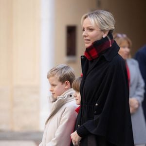 Le prince Jacques de Monaco, marquis des Baux, La princesse Gabriella de Monaco, comtesse de Carladès, La princesse Charlène de Monaco - La famille princière de Monaco offre les traditionnels cadeaux de Noël aux enfants monégasques dans la Cour du Palais Princier, le 18 décembre 2024. 
© Olivier Huitel / Pool Monaco / Bestimage