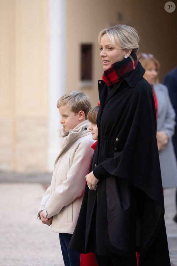 Le prince Jacques de Monaco, marquis des Baux, La princesse Gabriella de Monaco, comtesse de Carladès, La princesse Charlène de Monaco - La famille princière de Monaco offre les traditionnels cadeaux de Noël aux enfants monégasques dans la Cour du Palais Princier, le 18 décembre 2024. 
© Olivier Huitel / Pool Monaco / Bestimage