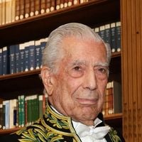 Il a épousé sa tante et sa cousine germaine avant de craquer pour l'ex de Julio Iglesias : l'écrivain Mario Vargas Llosa a eu une vie amoureuse très atypique