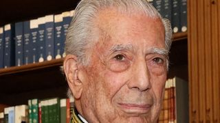 Il a épousé sa tante et sa cousine germaine avant de craquer pour l'ex de Julio Iglesias : l'écrivain Mario Vargas Llosa a eu une vie amoureuse très atypique