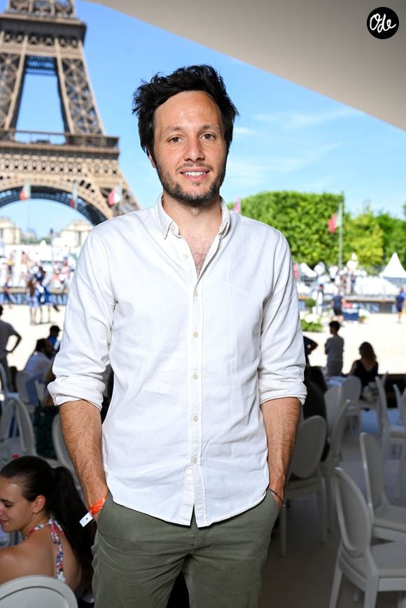 Vianney est resté cloîtré dans cette cabane pour trouver l'inspiration.

Vianney dans la tente VIP lors du Longines Paris Eiffel Jumping au pied de la Tour Eiffel sur le Champ-de-Mars à Paris, France, le 21 juin 2025.

© Perusseau-Veeren/Bestimage