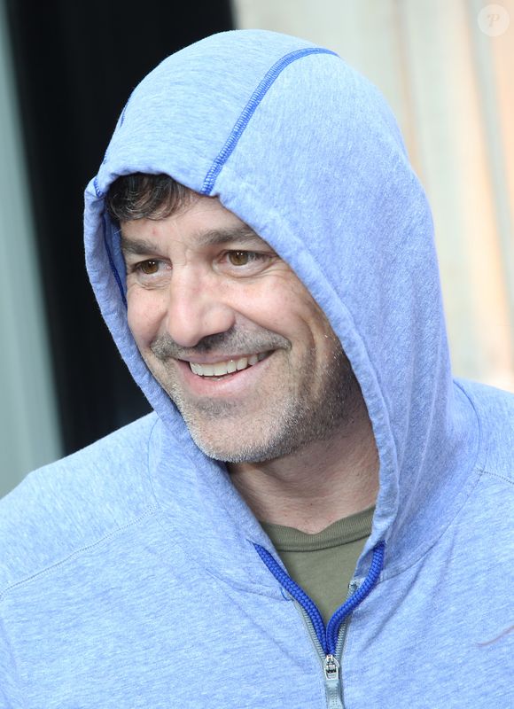 Exclusif - Nicholas Brendon - Les acteurs de la série "Buffy contre les Vampires" quittent l'hôtel de Sers à Paris le 18 mars 2016. Ils sont attendus à la convention "Witches VS Vampires "qui se déroulera les 19 et 20 mars 2016 à Paris. © Denis Guignebourg / Bestimage