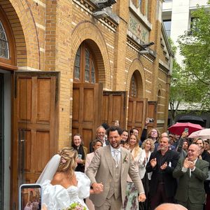 Pour ce grand jour, Gennifer Demey avait misé sur la splendide robe déjà portée lors de son mariage en Provence.

Exclusif- Mariage d'Eric Antoine et Gennifer Demey à Aix-en-Provence le 30 août 2025.

Photo : Agence / Bestimage