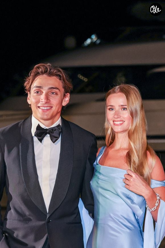 Le champion du monde suédois de saut à la perche, Armand Duplantis, avec sa compagne, le mannequin suédois Desire Inglander lors des World Athletics Awards 2025 à Monaco, le 30 novembre 2025. © Claudia Albuquerque/Bestimage