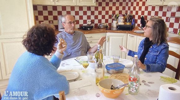 Gilles à la ferme avec ses prétendantes Isabelle et Pascaline dans "L'amour est dans le pré"