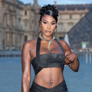 Quelques mois plus tard, Aya Nakamura fait un retour remarqué avec un clip.

La photo d'archive datée du 26 septembre 2023 montre Aya Nakamura participant au photocall Lancome X Louvre dans le cadre de la semaine de la mode à Paris, en France. Photo by Aurore Marechal/ABACAPRESS.COM